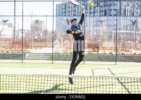 Paddle tennis player, das Training mit Ihren Paar vor Gericht Stockfoto