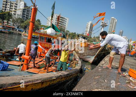 Mumbai, Indien - 8. März 2024: Fischer am Sassoon Dock im Bezirk Colaba in Mumbai, Indien. Stockfoto