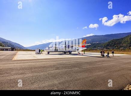 Druk Air Royal Bhutan Airlines ATR 42-600 Passagierflugzeuge auf Bathpalathang, einem bhutanischen Inlandsflughafen in Jakar, Bezirk Bumthang, Bhutan Stockfoto