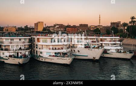 Esna Egypt Januar 2024: Touristen Ausflugsboote auf dem Nil Stockfoto