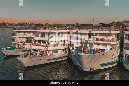 Esna Egypt Januar 2024: Touristen Ausflugsboote auf dem Nil Stockfoto