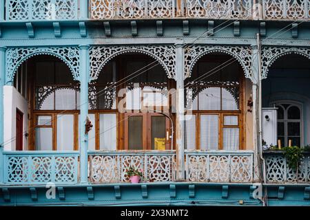 Details der kunstvoll geschnitzten Holzbalkone eines traditionellen georgianischen Hauses in der Altstadt von Tiflis (Georgien) Stockfoto