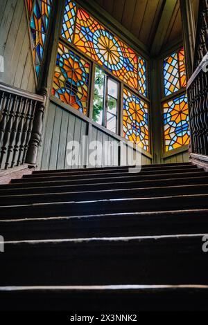 Schöne Buntglasfenster und alte Holztreppen der Galerie 27, in einem alten traditionellen georgianischen Haus in Tiflis Altstadt (Kala) Stockfoto