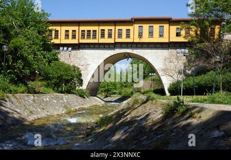 Die Irgandi-Brücke in Bursa, Türkei, wurde im 15. Jahrhundert während der Osmanischen Zeit erbaut. Stockfoto