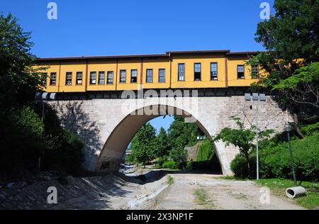 Die Irgandi-Brücke in Bursa, Türkei, wurde im 15. Jahrhundert während der Osmanischen Zeit erbaut. Stockfoto