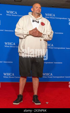 Washington DC, USA. April 2024. US-Senator John Fetterman (Demokrat von Pennsylvania) kommt am Samstag, den 27. April 2024, zum Abendessen der White House Correspondents Association 2024 im Washington Hilton Hotel. Kredit: Ron Sachs/CNP/MediaPunch Kredit: MediaPunch Inc/Alamy Live News Stockfoto