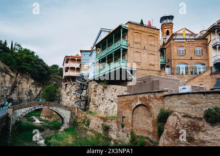 Blick auf traditionelle georgianische Häuser mit geschnitzten Holzbalkonen und den Leghvtakhevi Canyon in der Altstadt von Tiflis, Kala (Georgien) Stockfoto