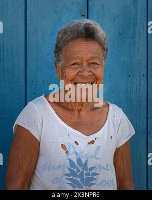 Kopf- und Schulterporträt einer Dame vor einem Haus in den Seitenstraßen der Altstadt, Trinidad, Kuba. Stockfoto