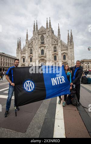 Mailand, Italien. April 2024. Pre festeggiamenti tifosi inter in duomoMilano, Italia - Cronaca Domenica, 28. April 2024. (Foto di Marco Ottico/Lapresse) Inter Feiern zum 20. Sieg des scudetto Mailand, Italien - Nachrichten Sonntag, 28. April 2024. (Foto: Marco Ottico/Lapresse) Pre festeggiamenti tifosi inter in duomo Milano, Italia - Cronaca Domenica, 28. April 2024. (Foto di Marco Ottico/Lapresse) Inter Feiern zum 20. Sieg des scudetto Mailand, Italien - Nachrichten Sonntag, 28. April 2024. (Foto: Marco Ottico/Lapresse) Credit: LaPresse/Alamy Live News Stockfoto