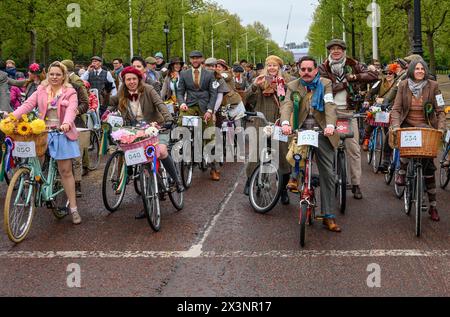 London, Großbritannien. Der Tweed Run 2024. Jährliche Fahrradtour durch das Zentrum von London mit Fans auf Oldtimer-Fahrrädern und Vintage-Kleidung. Fahrer i Stockfoto