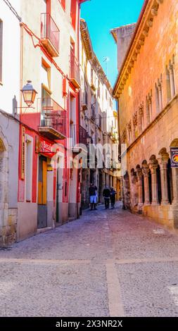 Enge Kopfsteinpflasterstraße zwischen mittelalterlichen Gebäuden in Besalù, Spanien Stockfoto