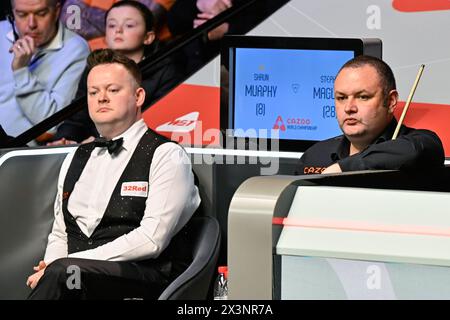 Sheffield, Großbritannien. April 2024. Die beiden Spieler Stephen Maguire (links) und Shaun Murphy (rechts) sitzen und warten auf die Wiederaufnahme des Spiels während der Cazoo World Championships 2024 im Crucible Theatre, Sheffield, Großbritannien, 28. April 2024 (Foto: Cody Froggatt/News Images) in Sheffield, Großbritannien am 28. April 2024. (Foto: Cody Froggatt/News Images/SIPA USA) Credit: SIPA USA/Alamy Live News Stockfoto