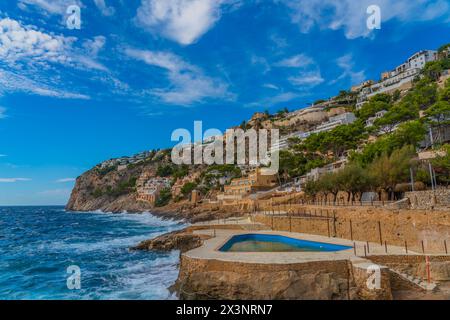 Hafen Andratx Landschaft an der Küste mit Häusern auf Mallorca Insel in Spanien Stockfoto