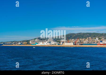 Barcelona, Spanien, - November 1,2023 : Hafen von Barcelona mit Kreuzfahrtschiffen und der Fähre nach Mallorca Stockfoto