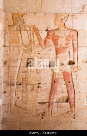 Ein Relief, das den ägyptischen Pharao Seti I am Eingang des Tempels Seti I in Abydos, Ägypten, darstellt Stockfoto