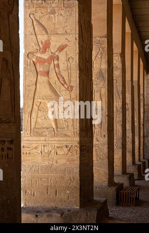 Ein Relief, das den ägyptischen Pharao Seti I am Eingang des Tempels Seti I in Abydos, Ägypten, darstellt Stockfoto