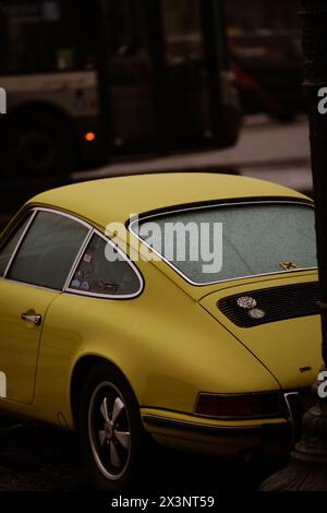 Gelber Porsche 911 Typ G in den Straßen von Paris, Frankreich. Stockfoto