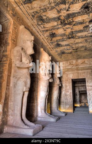 Ramses II, Statuen, Hypostilhalle, Ramses II Tempel, UNESCO-Weltkulturerbe, Abu Simbel, Ägypten Stockfoto