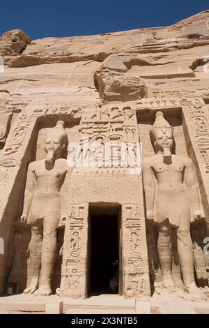 Statuen von Ramses II, Eingang, Tempel von Hathor und Nefetari, UNESCO-Weltkulturerbe, Abu Simbel, Ägypten Stockfoto