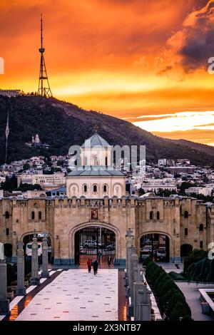 Sonnenuntergang nach dem Sturm über dem Fernsehturm von Tiflis in Georgien Stockfoto