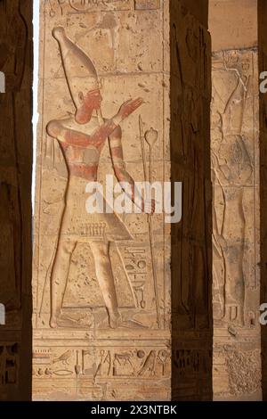 Ein Relief, das den ägyptischen Pharao Seti I am Eingang des Tempels Seti I in Abydos, Ägypten, darstellt Stockfoto