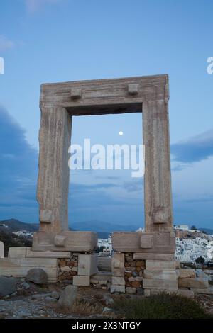 Abend, Tempel des Apollo (Portara), Hora (oder Chora), Insel Naxos, Kykladen-Gruppe, Griechenland Stockfoto