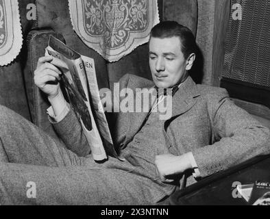 MICHAEL REDGRAVE entspannt sich am Set in den Islington Studios während der Dreharbeiten von THE LADY VANISHES 1938 Regisseur ALFRED HITCHCOCK Story ETHEL LINA WHITE Drehbuch FRANK LAUNDER und SIDNEY GILLIAT Gainsborough Pictures / Metro Goldwyn Mayer Stockfoto