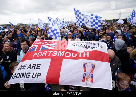 Portsmouth Fans bei einer Feier im Southsea Common in Portsmouth, um den Titel der Sky Bet League One zu feiern. Bilddatum: Sonntag, 28. April 2024. Stockfoto