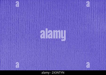 Lila gestricktes Wolljersey, Pullover, Hintergrund mit Pullover-Textur. Abstrakter Hintergrund aus Stoff, Stofftapete Stockfoto