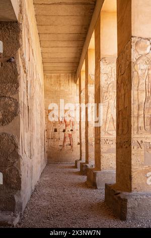 Ein Relief, das den ägyptischen Pharao Seti I am Eingang des Tempels Seti I in Abydos, Ägypten, darstellt Stockfoto