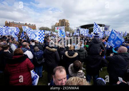 Portsmouth Fans bei einer Feier im Southsea Common in Portsmouth, um den Titel der Sky Bet League One zu feiern. Bilddatum: Sonntag, 28. April 2024. Stockfoto