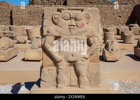 Steinschnitzerei der altägyptischen Diety Bes im Dendera-Tempelkomplex in Oberägypten Stockfoto