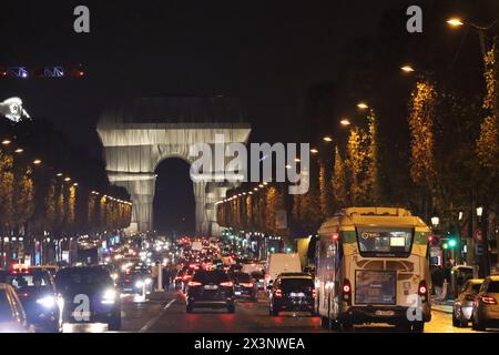 Eine Nacht in der Avenue des Champs-Elysées mit Blick auf den Arc de Triomphe, eingewickelt in eine graue Leinwand. Paris, Frankreich. Stockfoto