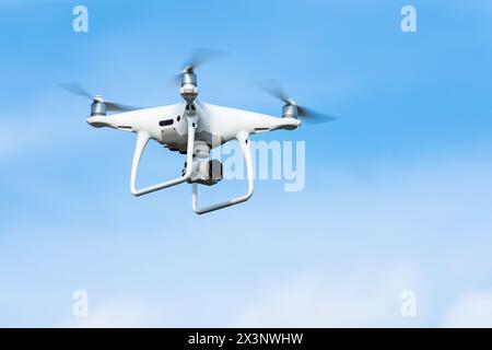 Unbemannte Luftfahrzeug-UAV-Drohne Quad-Copter oder Quadrocopter DJI mit Digitalkameraflug in blauem Himmel, Fotos um ihn herum aus der Vogelperspektive i Stockfoto