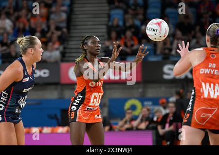 28. April 2024; Ken Rosewall Arena, Sydney, NSW, Australien: Suncorp Super Netball, Giants Netball gegen Melbourne Vixens; Jodi-Ann Ward of the Giants geht den Ball durch Stockfoto