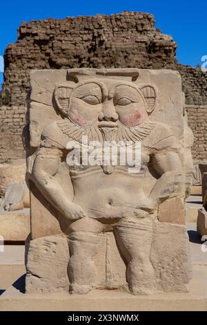 Steinschnitzerei der altägyptischen Diety Bes im Dendera-Tempelkomplex in Oberägypten Stockfoto