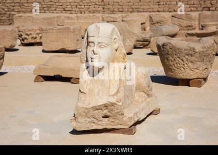 Eine kleine Sphinx aus Stein im Dendera-Tempelkomplex in Oberägypten Stockfoto