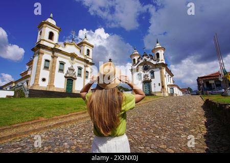 Tourismus in Mariana, Minas Gerais, Brasilien. Rückansicht einer Reisenden, die die historische Stadt Mariana mit barocker Kolonialarchitektur in Minas besucht Stockfoto