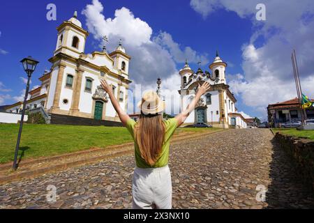 Tourismus in Minas Gerais, Brasilien. Reisender-Mädchen besucht die historische Stadt Mariana mit barocker Kolonialarchitektur in Brasilien. Stockfoto