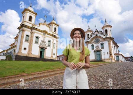 Tourismus in Minas Gerais, Brasilien. Junge Touristenfrau, die die historische Stadt Mariana mit barocker Kolonialarchitektur besucht. Mariana ist die älteste Stockfoto