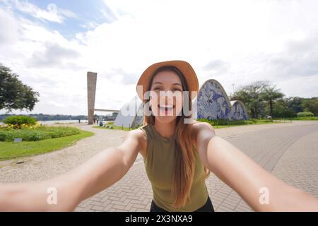 Die junge Reiseteilnehmerin fotografiert Selbstporträts in Belo Horizonte, Minas Gerais, Brasilien Stockfoto