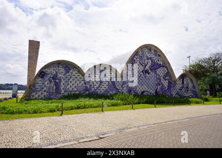 BELO HORIZONTE, BRASILIEN - 12. APRIL 2024: Rückansicht der Kirche des Heiligen Franziskus von Assisi ist Teil des Pampulha Modern Ensemble, UNESCO Weltheld Stockfoto