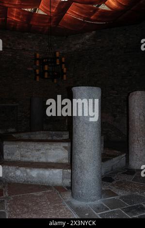 Sechseckiges Taufbecken, das in Überresten des Baptisteriums aus den 400er Jahren in der Basilika Santa Maria Assunta in Aquileia, Provinz Udine, Friaul-Julisch Venetien, Italien, gefunden wurde. Stockfoto