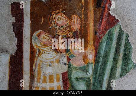 Drei Frauen mit im Gebet eingeschlossenen Händen aus Fresko, gemalt um 1180, in der Krypta der Basilika Santa Maria Assunta in Aquileia, Provinz Udine, Friaul-Julisch Venetien, Italien. Stockfoto