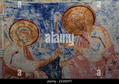 Der Heilige Peter (links) empfängt den Heiligen Markus den Evangelisten in Szene, die als „Peter schickt Markus nach Aquileia“ beschrieben wird. Aus dem Leben des Heiligen Hermagoras (Sant’Ermagora), ein Freskenzyklus, der um 1180 n. Chr. in der Krypta der Basilika di Santa Maria Assunta in Aquileia, Friaul-Julisch Venetien, Italien, gemalt wurde. Im 1. Jahrhundert n. Chr. wurde Hermagoras vom heiligen Markus ausgewählt, um die Christen von Aquileia zu führen, und vom heiligen Petrus zum ersten Bischof der Stadt geweiht. Stockfoto