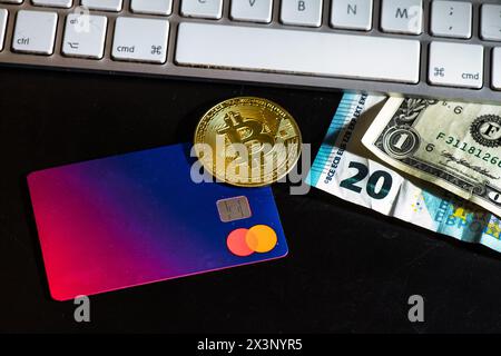 San Pellegrino Terme, Italien - 26. April 2024: Revolut Bank Card Whit Bitcoin Dollar und Euro Stockfoto