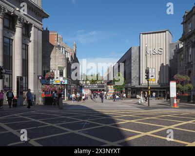 ABERDEEN, Großbritannien - 14. SEPTEMBER 2023: Menschen in der St. Nicholas Street im Stadtzentrum Stockfoto