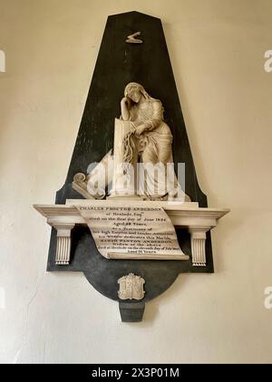 Ruishton Village Church in somerset england, großbritannien, mit Buntglasfenstern, Bänken, Altardenkmälern Stockfoto