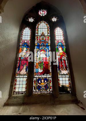 Ruishton Village Church in somerset england, großbritannien, mit Buntglasfenstern, Bänken, Altardenkmälern Stockfoto