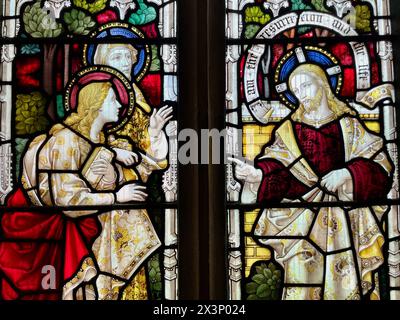 Ruishton Village Church in somerset england, großbritannien, mit Buntglasfenstern, Bänken, Altardenkmälern Stockfoto